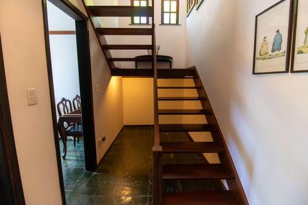 Casa de condomínio à venda com 210m², 4 quartos e 2 vagasEscada