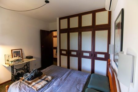 Casa de condomínio à venda com 210m², 4 quartos e 2 vagasSuíte