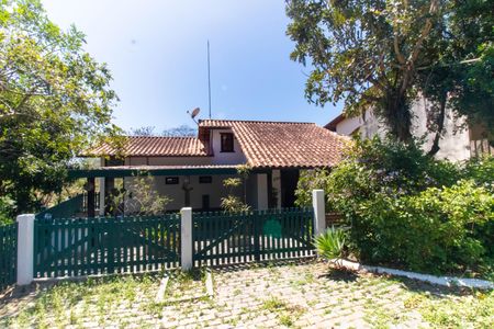 Casa de condomínio à venda com 210m², 4 quartos e 2 vagasFachada