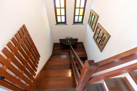 Casa de condomínio à venda com 210m², 4 quartos e 2 vagasEscada