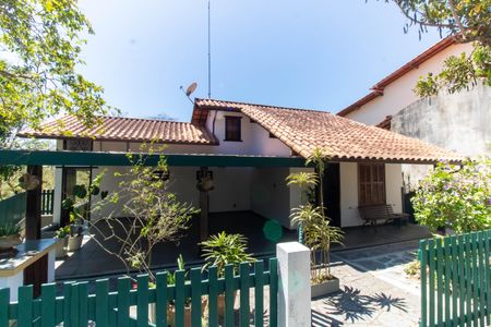 Casa de condomínio à venda com 210m², 4 quartos e 2 vagasFachada