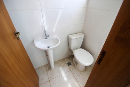 Casa de condomínio para alugar com 59m², 2 quartos e 1 vaga Casa de condomínio para alugar com 59m², 2 quartos e 1 vagaBanheiro 2