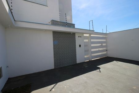 Casa de condomínio para alugar com 59m², 2 quartos e 1 vaga Casa de condomínio para alugar com 59m², 2 quartos e 1 vagaFachada