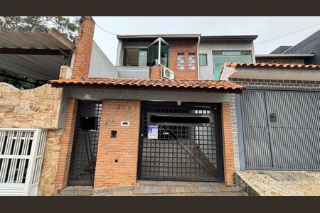 Casa à venda com 230m², 3 quartos e 5 vagas Casa à venda com 230m², 3 quartos e 5 vagasFachada