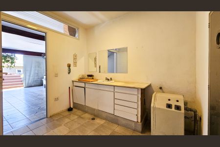 Casa à venda com 720m², 5 quartos e 6 vagas Casa à venda com 720m², 5 quartos e 6 vagasÁrea de Serviço 2