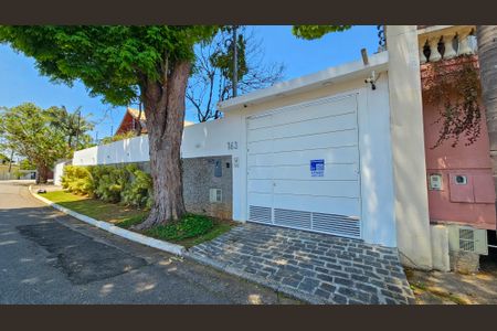 Casa à venda com 720m², 5 quartos e 6 vagas Casa à venda com 720m², 5 quartos e 6 vagasFachada