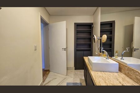 Casa à venda com 720m², 5 quartos e 6 vagas Casa à venda com 720m², 5 quartos e 6 vagasBanheiro da Suíte 1