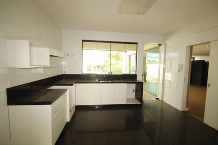 Casa para alugar com 500m², 5 quartos e 6 vagasCozinha