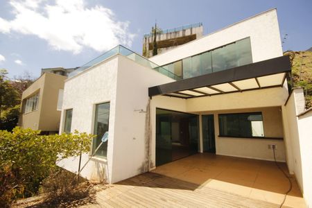 Casa para alugar com 500m², 5 quartos e 6 vagasFachada