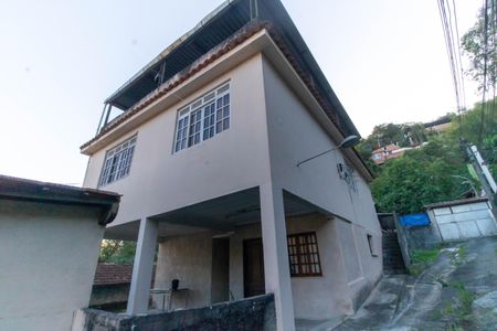 Casa à venda com 180m², 2 quartos e 2 vagas Casa à venda com 180m², 2 quartos e 2 vagasFachada