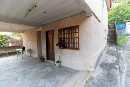 Casa à venda com 180m², 2 quartos e 2 vagas Casa à venda com 180m², 2 quartos e 2 vagasFachada