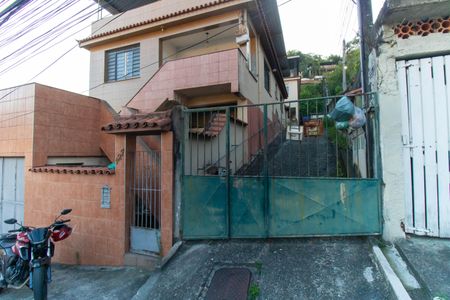 Casa à venda com 180m², 2 quartos e 2 vagas Casa à venda com 180m², 2 quartos e 2 vagasFachada