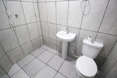 Banheiro Social de casa para alugar com 2 quartos, 68m² em Parque Ipe, São Paulo