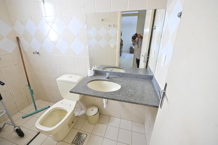 Apartamento para alugar com 61m², 2 quartos e 1 vaga Apartamento para alugar com 61m², 2 quartos e 1 vagaBanheiro da Suíte