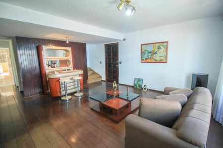 Casa à venda com 385m², 4 quartos e 7 vagasSala