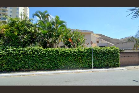 Casa à venda com 385m², 4 quartos e 7 vagasFachada 