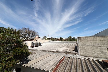 Casa à venda com 370m², 4 quartos e 2 vagasSuíte vista da janela