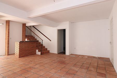 Casa à venda com 370m², 4 quartos e 2 vagasEscada de acesso a garagem