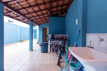 Casa à venda com 180m², 3 quartos e 1 vagaÁrea de Serviço