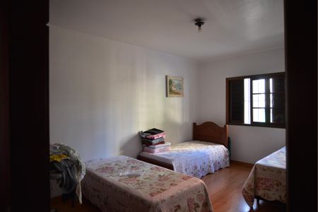 Casa à venda com 323m², 3 quartos e 4 vagasQuarto 2