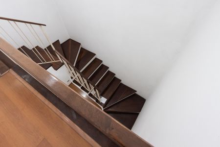 Casa à venda com 200m², 4 quartos e 2 vagas Casa à venda com 200m², 4 quartos e 2 vagasEscada