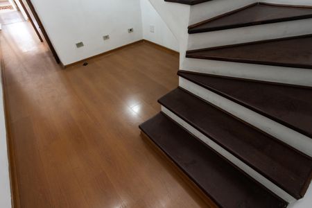 Casa à venda com 200m², 4 quartos e 2 vagas Casa à venda com 200m², 4 quartos e 2 vagasSala