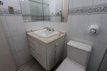 Casa à venda com 200m², 4 quartos e 2 vagas Casa à venda com 200m², 4 quartos e 2 vagasBanheiro Social
