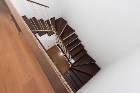 Casa à venda com 200m², 4 quartos e 2 vagas Casa à venda com 200m², 4 quartos e 2 vagasEscada