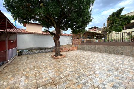 Casa à venda com 420m², 4 quartos e 6 vagasQuintal
