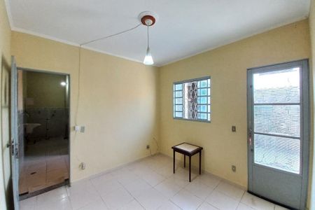 Casa à venda com 85m², 1 quarto e 2 vagasSala