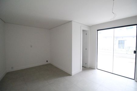 Casa de condomínio à venda com 190m², 4 quartos e 2 vagasSuíte 4