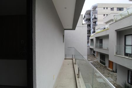 Casa de condomínio à venda com 190m², 4 quartos e 2 vagasSuíte 3 - Varanda