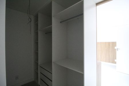 Casa de condomínio à venda com 190m², 4 quartos e 2 vagasSuíte 3 - Closet