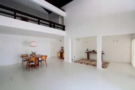 Sala de casa de condomínio para alugar com 5 quartos, 700m² em Barra da Tijuca, Rio de Janeiro