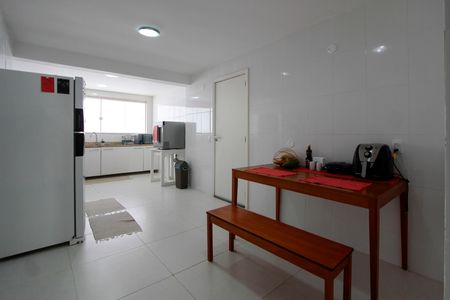 Casa de condomínio para alugar com 700m², 5 quartos e 5 vagasCozinha