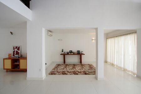 Casa de condomínio para alugar com 700m², 5 quartos e 5 vagasSala