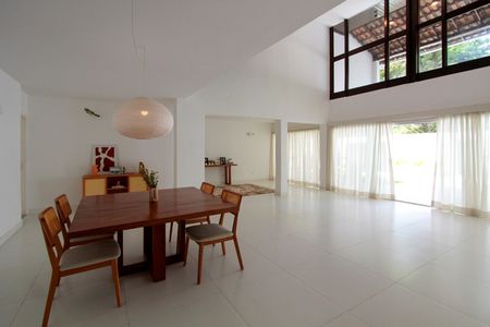 Sala de casa de condomínio para alugar com 5 quartos, 700m² em Barra da Tijuca, Rio de Janeiro