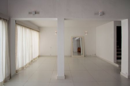 Casa de condomínio para alugar com 700m², 5 quartos e 5 vagasSala