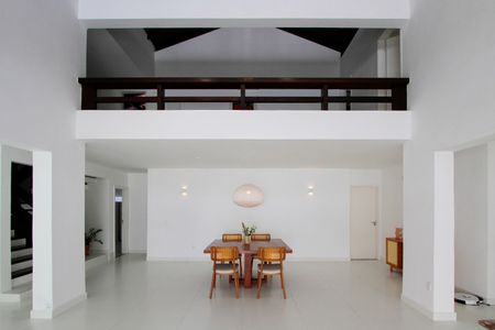 Casa de condomínio para alugar com 700m², 5 quartos e 5 vagasSala