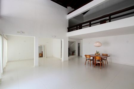 Casa de condomínio para alugar com 700m², 5 quartos e 5 vagasSala