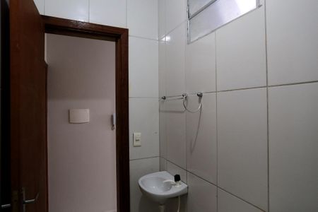 Banheiro Social de kitnet/studio para alugar com 1 quarto, 40m² em Sagrada Família, Belo Horizonte