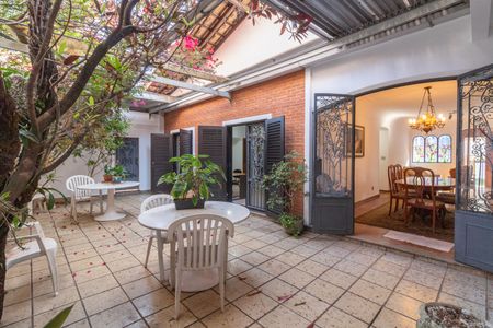 Casa à venda com 208m², 2 quartos e 2 vagas Casa à venda com 208m², 2 quartos e 2 vagasQuintal