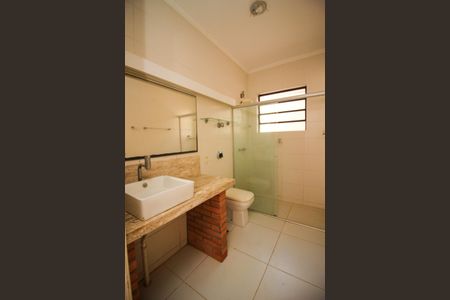 Casa à venda com 177m², 3 quartos e 4 vagas Casa à venda com 177m², 3 quartos e 4 vagasBanheiro Social