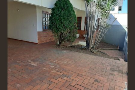 Casa à venda com 220m², 4 quartos e 3 vagas