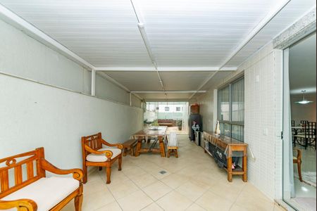 Apartamento à venda com 240m², 4 quartos e 4 vagasVaranda