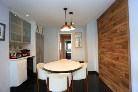 Apartamento à venda com 220m², 3 quartos e 4 vagasCopa