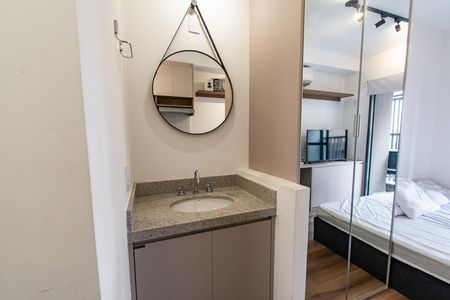 Studio para alugar com 19m², 1 quarto e 1 vaga Studio para alugar com 19m², 1 quarto e 1 vagaPia do banheiro
