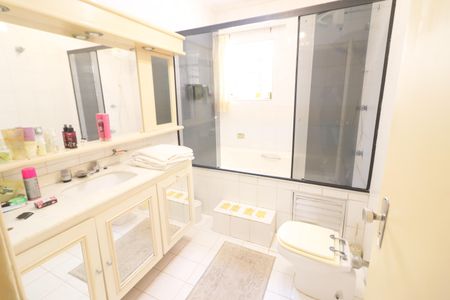 Casa à venda com 220m², 3 quartos e 3 vagasBanheiro da Suíte 1