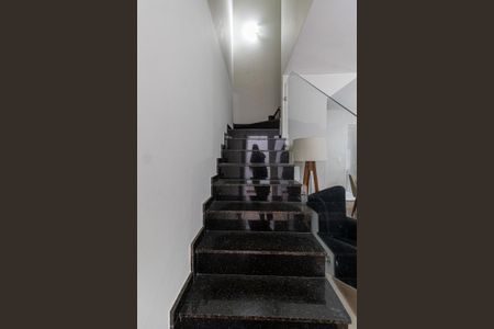 Casa de condomínio à venda com 110m², 2 quartos e 2 vagas Casa de condomínio à venda com 110m², 2 quartos e 2 vagasEscada