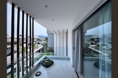 Casa de condomínio à venda com 407m², 5 quartos e 2 vagasSuíte 2 - Varanda